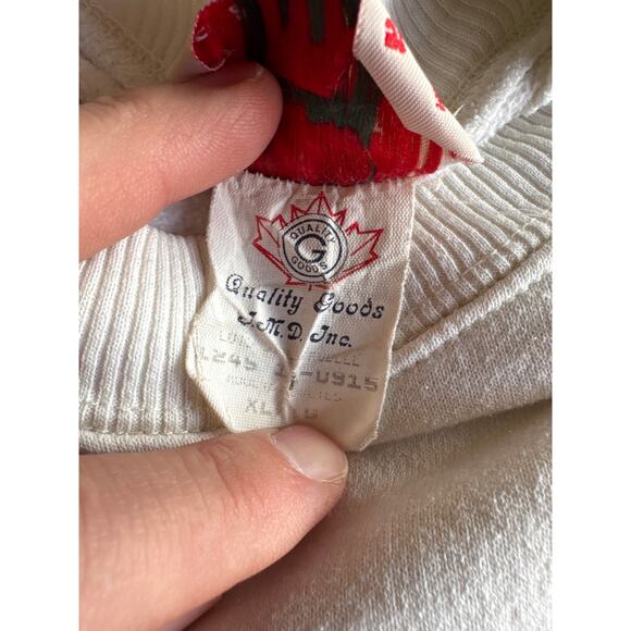 Vintage White Embroidered XL Canada Crewneck Made in Canada - Picture 3 of 8